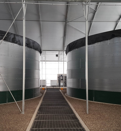 Watertanks bij een tomatenkwekerij, Mexico