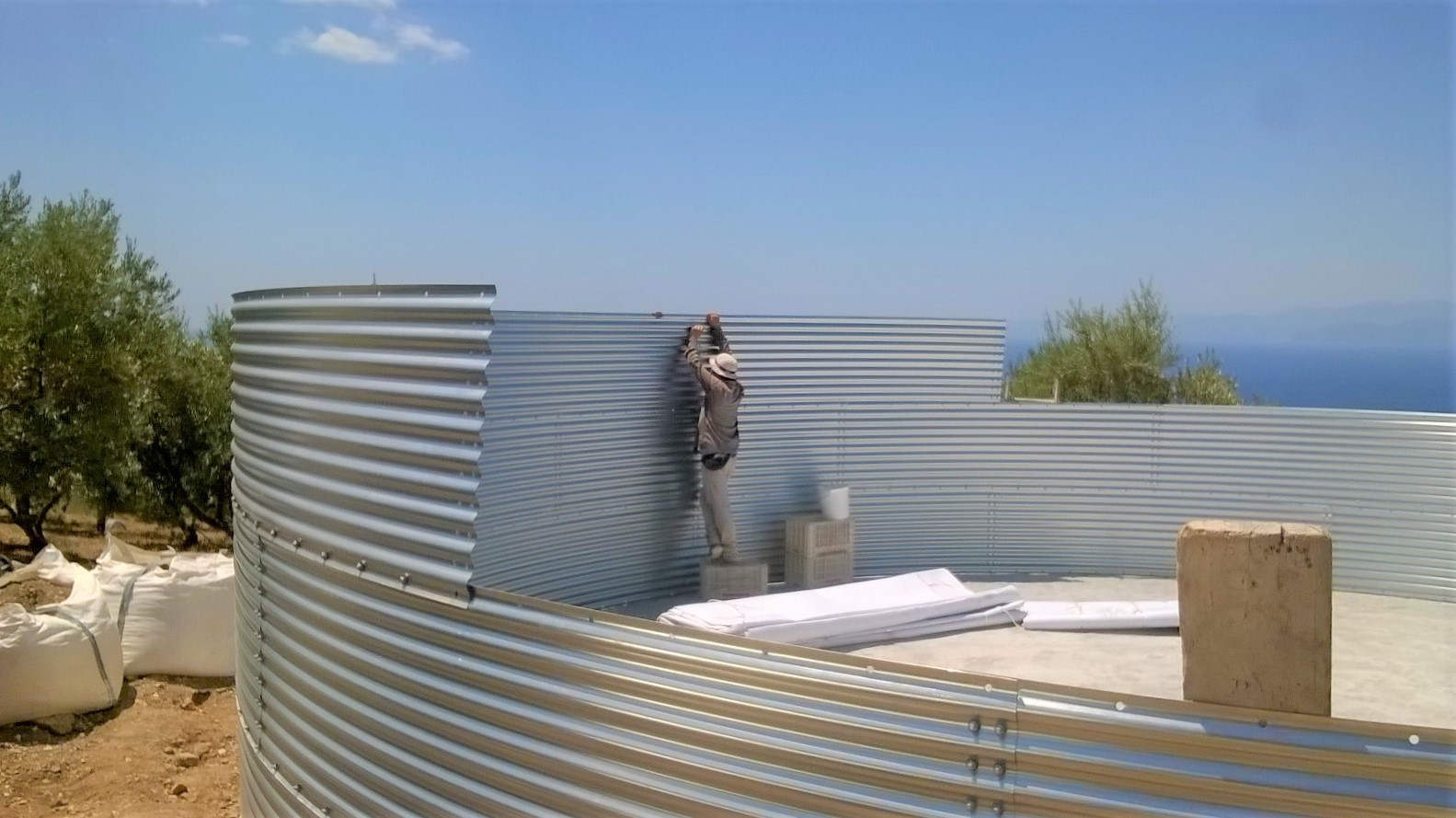 Silos de agua en plantaciones de olivos, Grecia