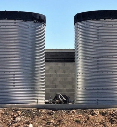Watertanks bij een plantenkwekerij, Portugal