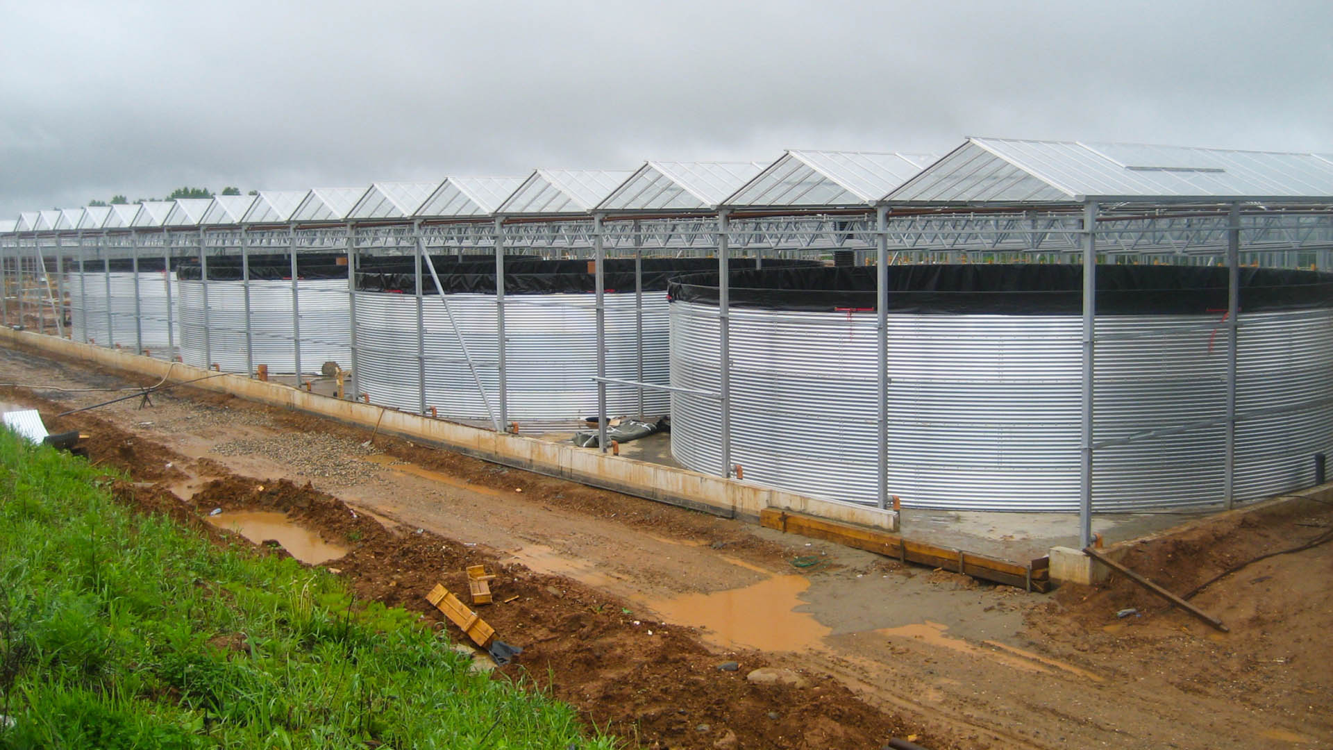 Cuatro depósitos en un complejo de invernaderos, Rusia