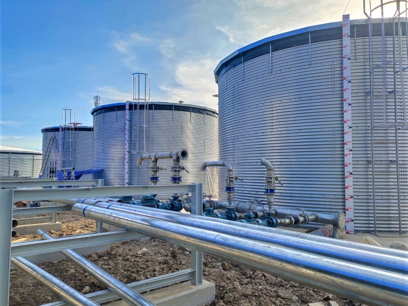 Almacenamiento de agua en una granja avícola, Tailandia