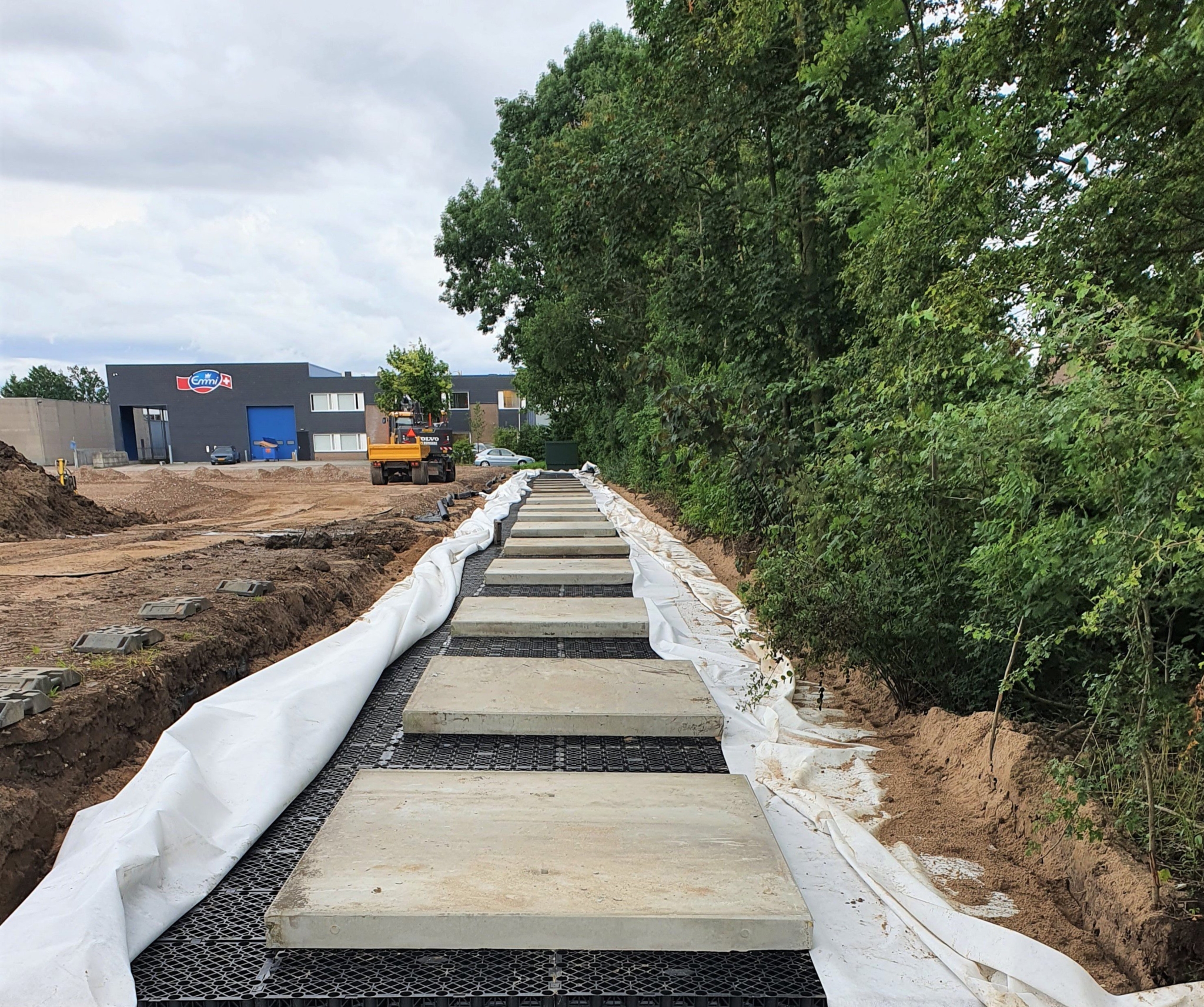 Cubrir cajas de infiltración con lámina de PVC, Tiel